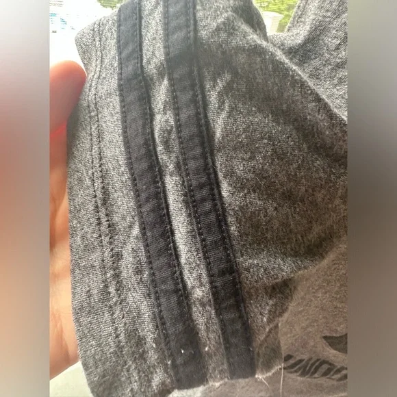 Under Armour T-Shirt Gray and Black size Small heat gear - Picture 3 of 5
